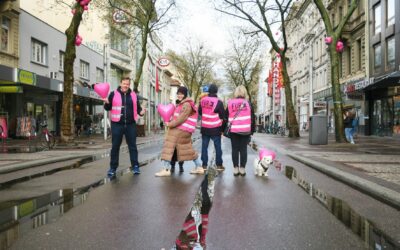 Die Wählervereinigung FÜR Karlsruhe feiert den Frühling und schmückt vier Platanen in der Kaiserstraße mit Herz-Luftballons